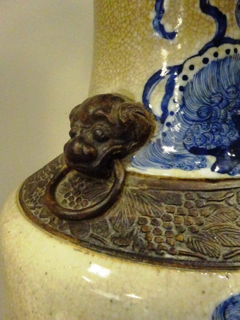 VASE EN PORCELAINE DE NANKIN A DECOR DE CHIENS DE FO - Chine, - De forme queue…