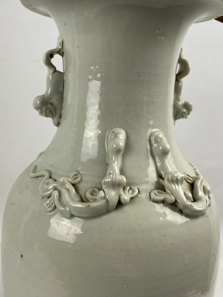 Vase en porcelaine émaillé - Chine, XXe - Glaçure blanche portant pour seul déc…