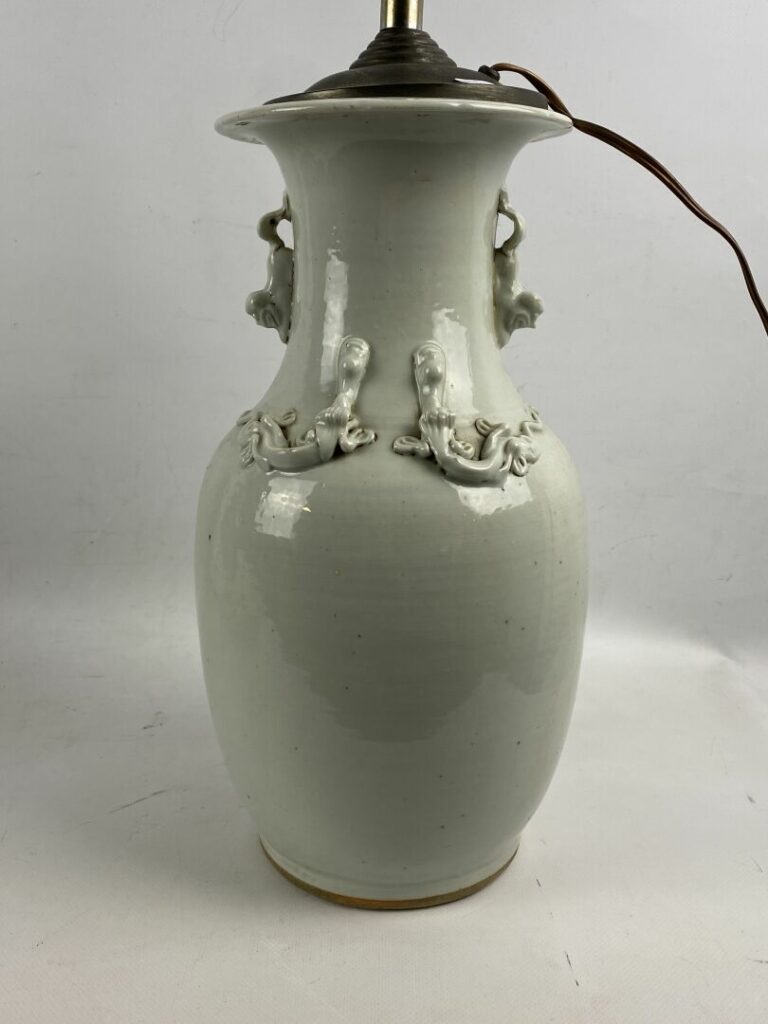 Vase en porcelaine émaillé - Chine, XXe - Glaçure blanche portant pour seul déc…