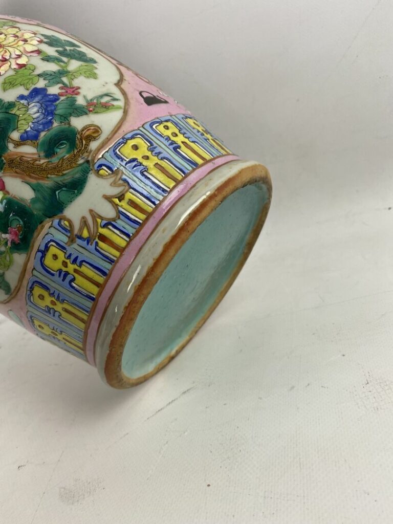 Vase en porcelaine émaillé dans le goût de la Famille rose - Chine - Au décor f…