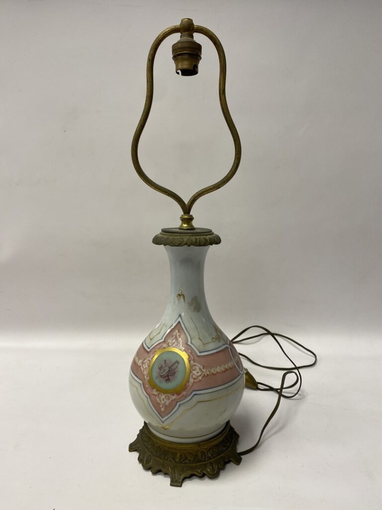Vase en porcelaine émaillée à décor d'un bandeau rose (monté en lampe). - Haute…