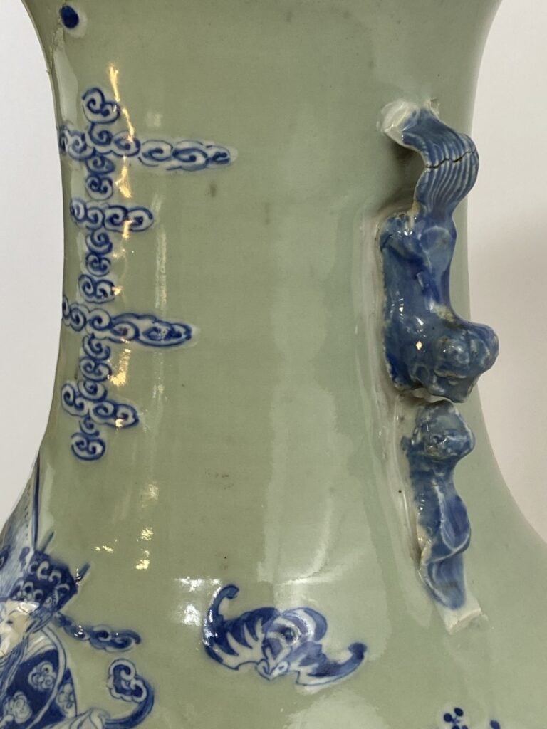 VASE EN PORCELAINE EMAILLEE CELADON PÂLE ET BLEU COBALT, FENGWEIZUN - Chine - D…