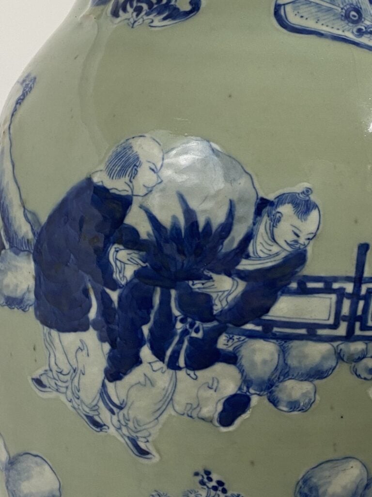 VASE EN PORCELAINE EMAILLEE CELADON PÂLE ET BLEU COBALT, FENGWEIZUN - Chine - D…