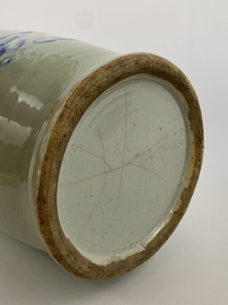 VASE EN PORCELAINE EMAILLEE CELADON PÂLE ET BLEU COBALT, FENGWEIZUN - Chine - D…