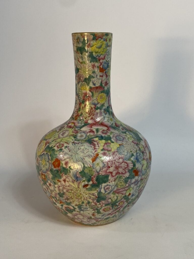 VASE EN PORCELAINE EN FORME DE SPHERE CELESTE, TIANQIUPING, DIT AU DECOR "MILLE…