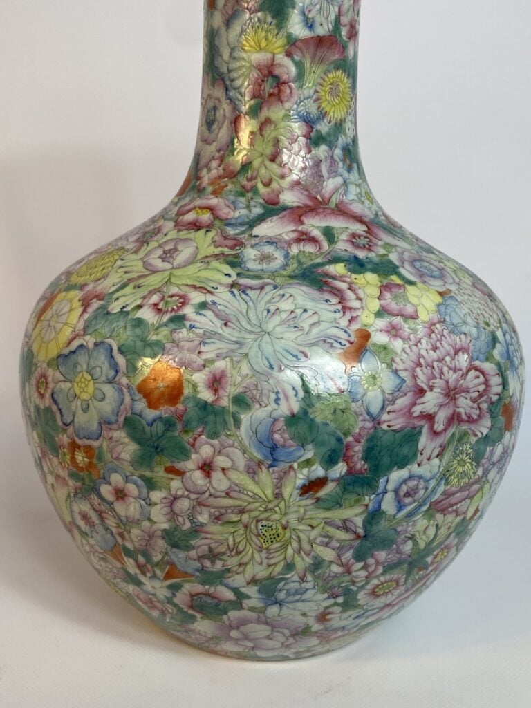 VASE EN PORCELAINE EN FORME DE SPHERE CELESTE, TIANQIUPING, DIT AU DECOR "MILLE…