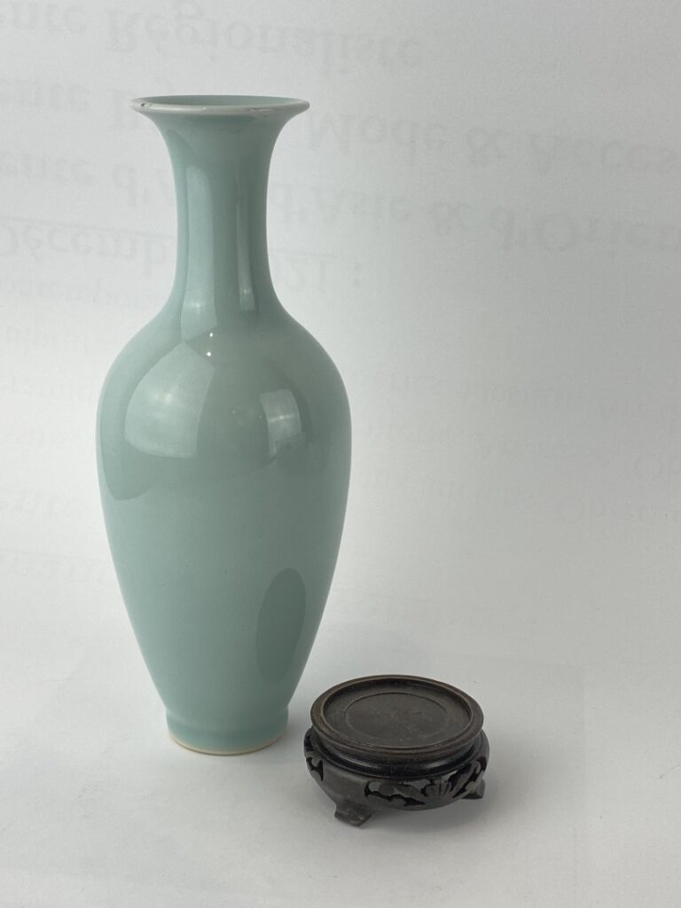 Vase en porcelaine monochrome bleu dit "clair de lune" - Chine, Moderne - Marqu…