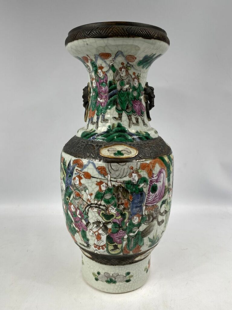 Vase en porcelaine, Nankin - Chine - Décor dans le style de la "Famille Rose" d…