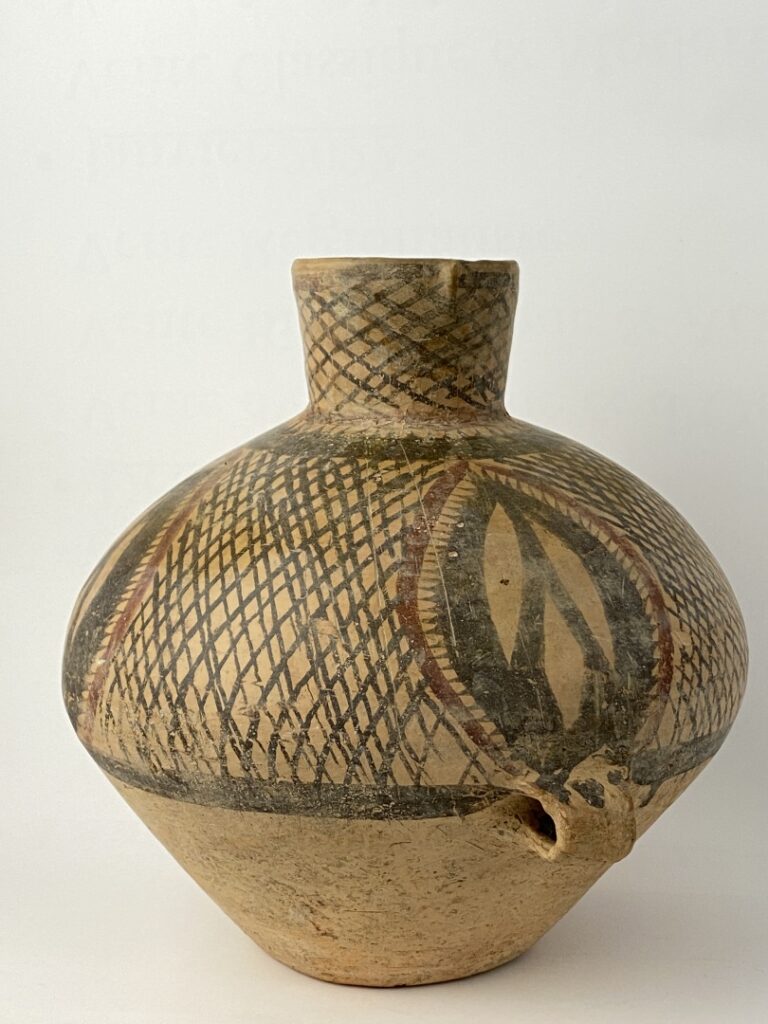 Vase en terre cuite à décor peint - Chine (?) - Large panse conique à décor de…