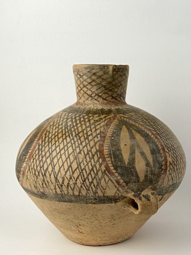 Vase en terre cuite à décor peint - Chine (?) - Large panse conique à décor de…
