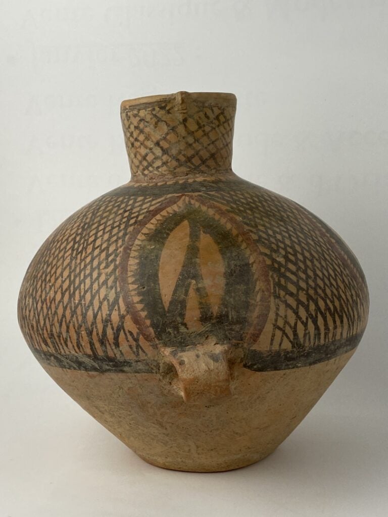 Vase en terre cuite à décor peint - Chine (?) - Large panse conique à décor de…