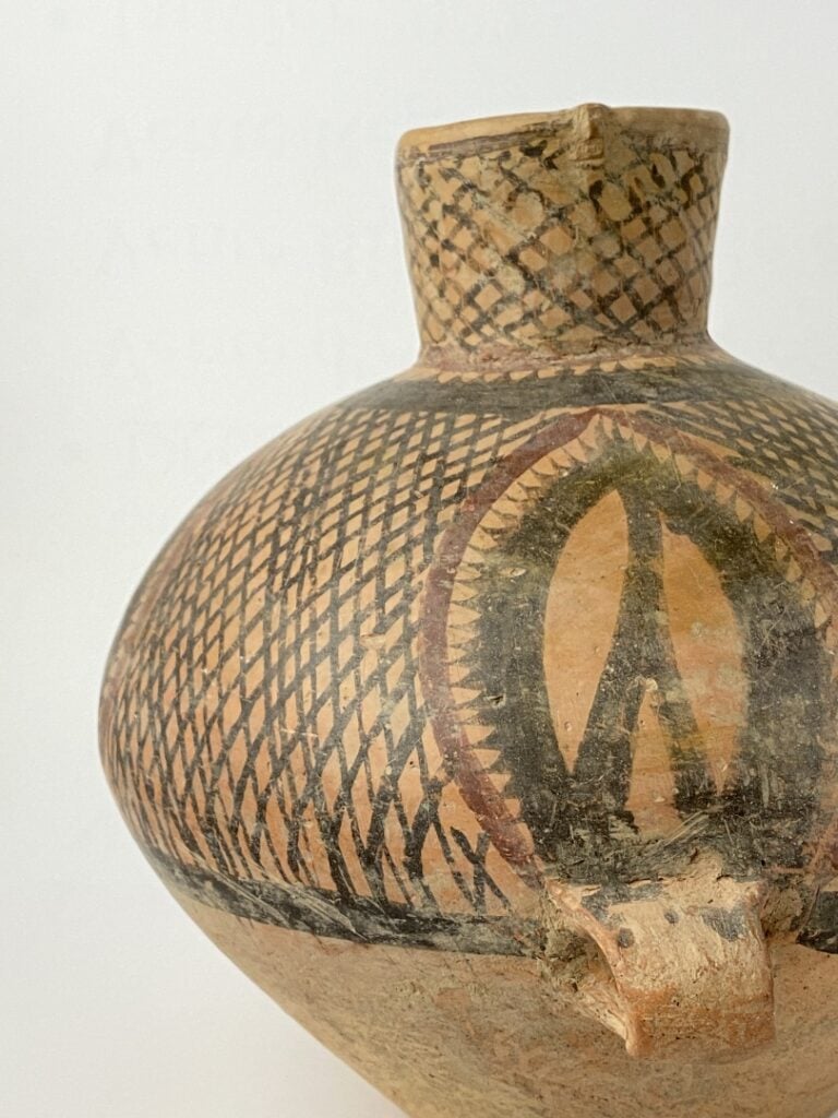 Vase en terre cuite à décor peint - Chine (?) - Large panse conique à décor de…