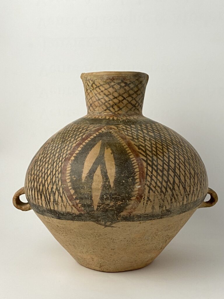 Vase en terre cuite à décor peint - Chine (?) - Large panse conique à décor de…