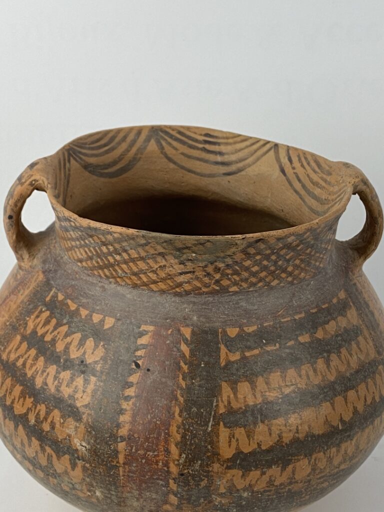 Vase en terre cuite peint à décor de motifs géométriques - Chine (?) - Large pa…