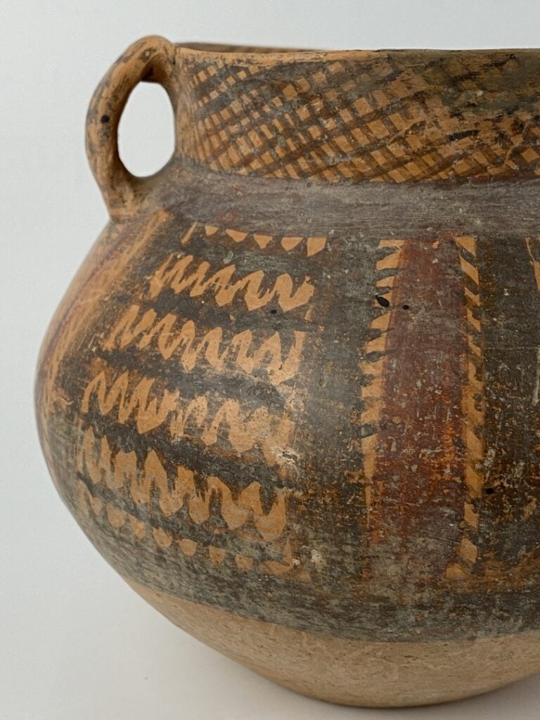 Vase en terre cuite peint à décor de motifs géométriques - Chine (?) - Large pa…