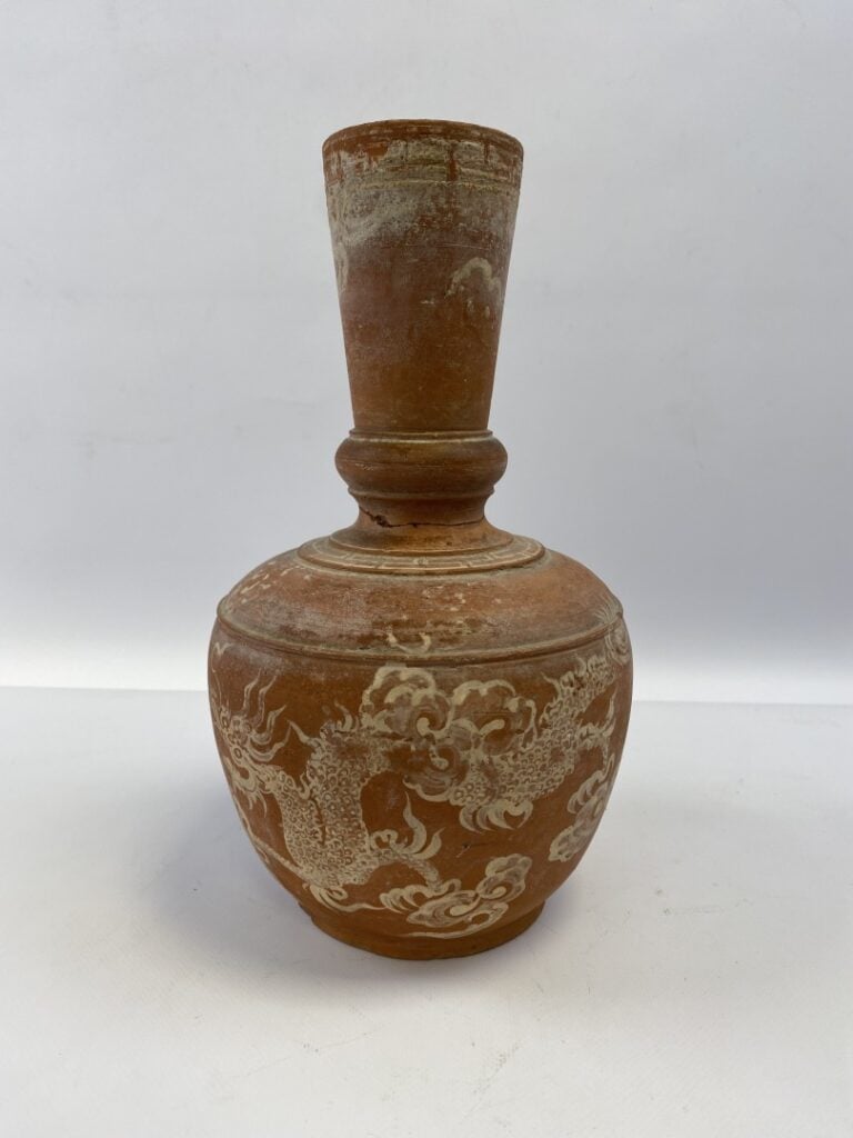 VASE EN TERRE CUITE PEINT - Chine ou Vietnam - Au décor peint de dragons parmi…