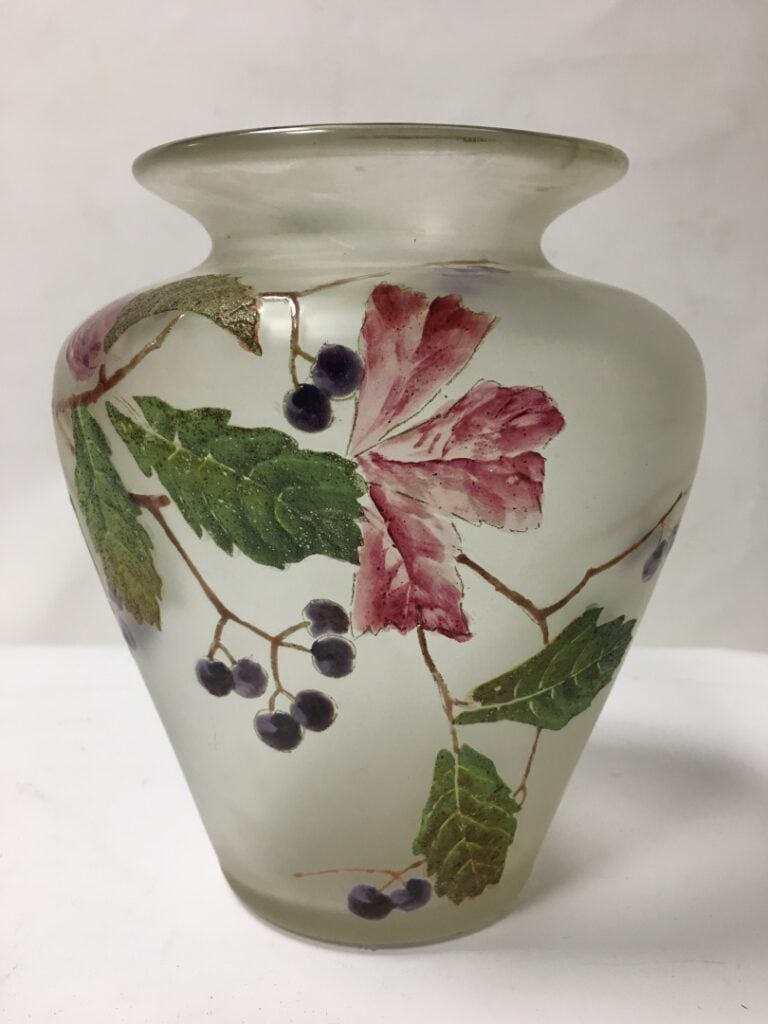 Vase en verre à décor dégagé à l'acide. - Hauteur: 16 cm.