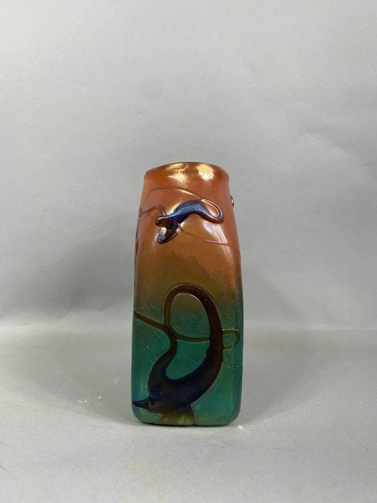 Vase en verre doublé à décor irisé dans les tons orange, bleu et violet - H : 2…