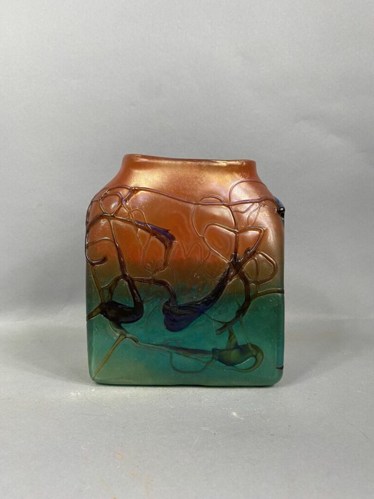 Vase en verre doublé à décor irisé dans les tons orange, bleu et violet - H : 2…