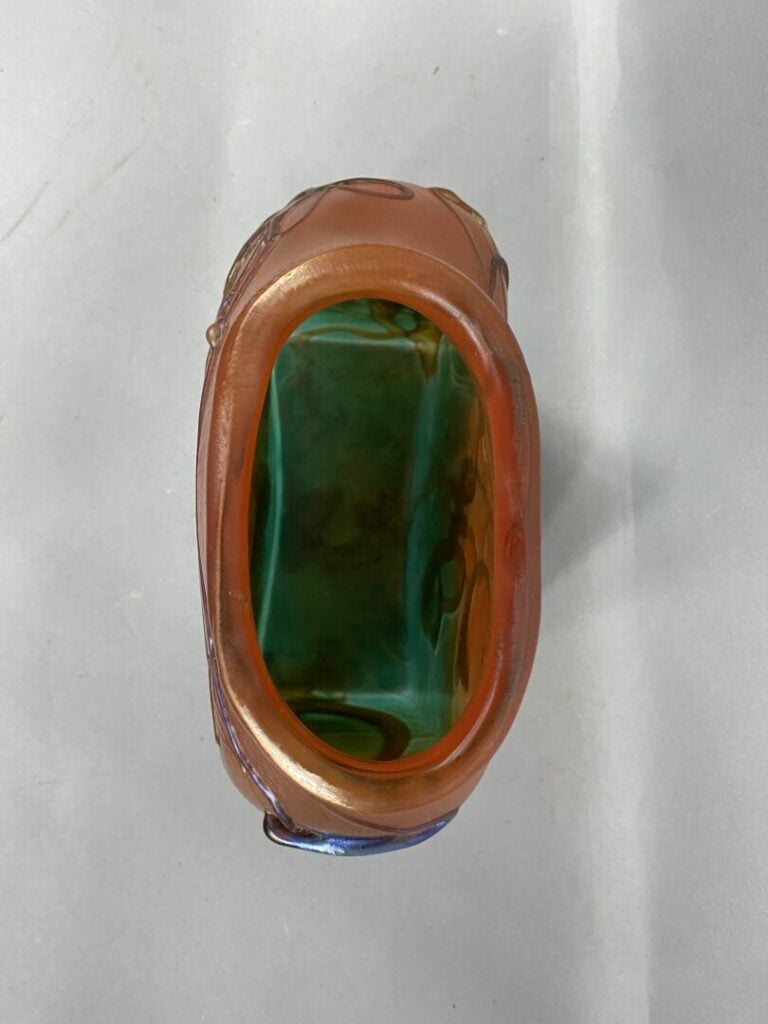 Vase en verre doublé à décor irisé dans les tons orange, bleu et violet - H : 2…