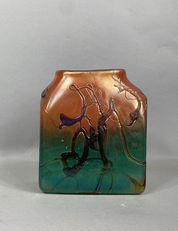 Vase en verre doublé à décor irisé dans les tons orange, bleu et violet - H : 2…
