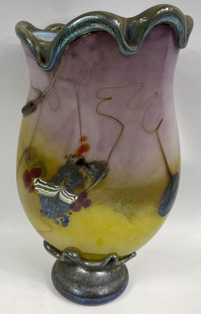 Vase en verre doublé à panse aplatie et col polylobé dans les tons rose et jaun…