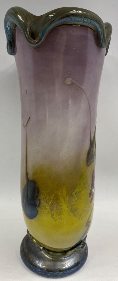 Vase en verre doublé à panse aplatie et col polylobé dans les tons rose et jaun…