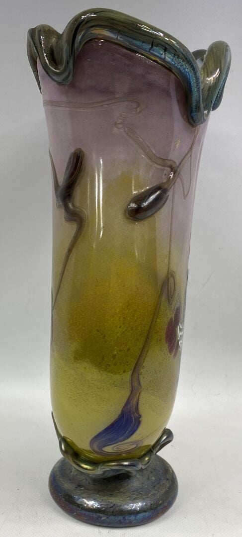 Vase en verre doublé à panse aplatie et col polylobé dans les tons rose et jaun…