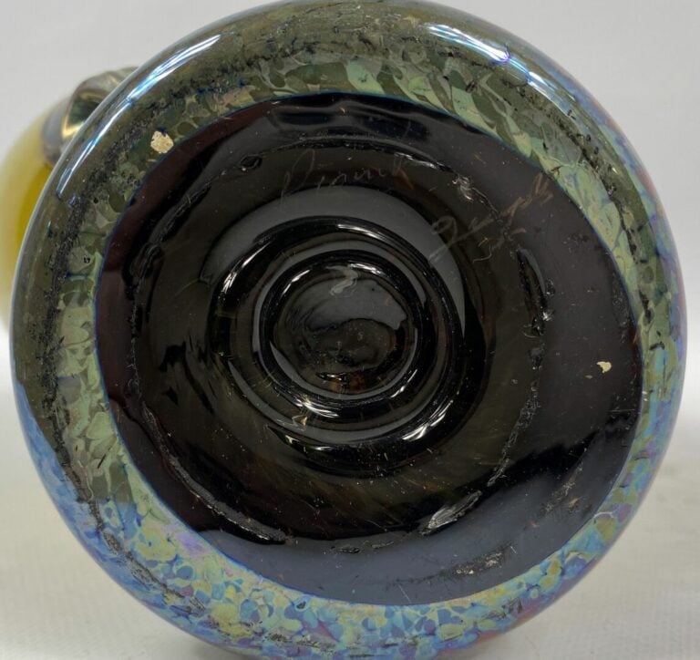 Vase en verre doublé à panse aplatie et col polylobé dans les tons rose et jaun…