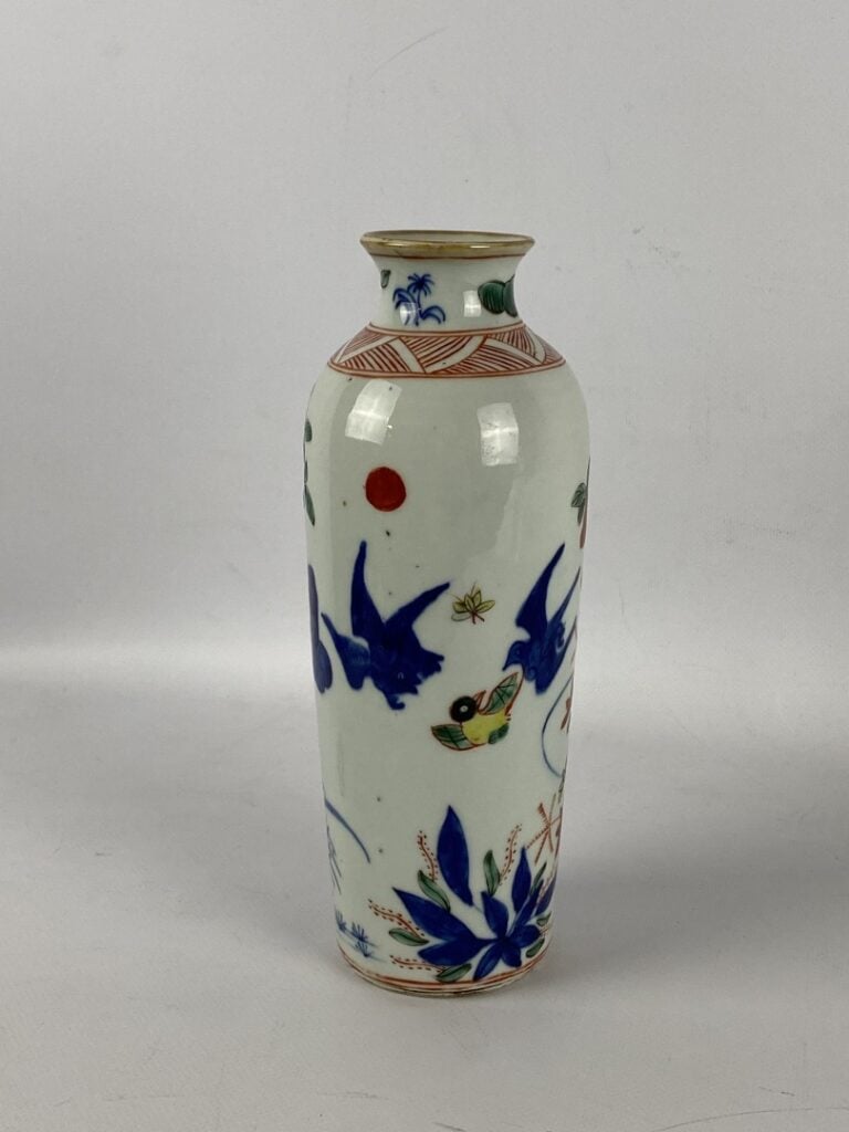 Vase fuselé en porcelaine émaillée polychrome de style "Wucai" - Chine, - A des…