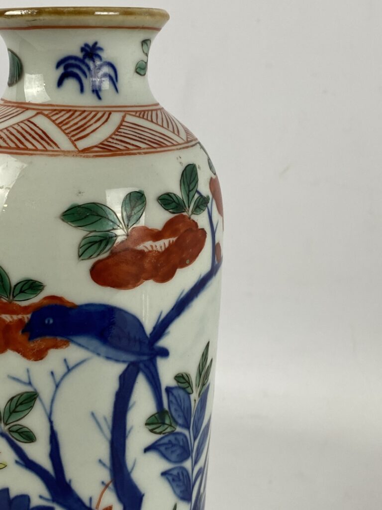 Vase fuselé en porcelaine émaillée polychrome de style "Wucai" - Chine, - A des…