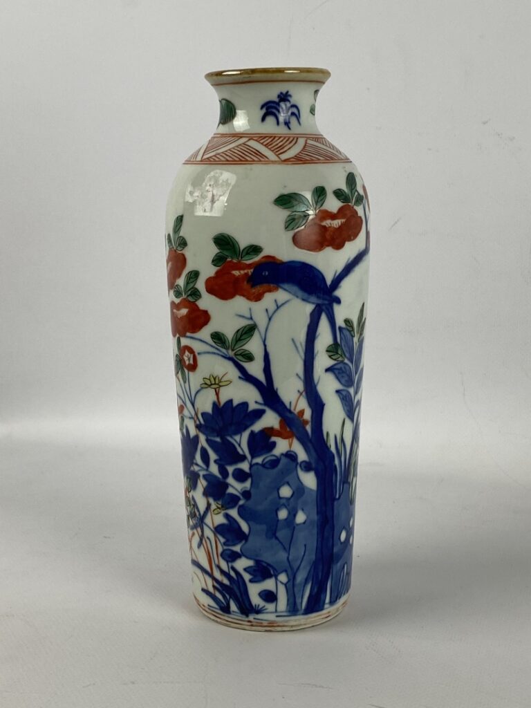 Vase fuselé en porcelaine émaillée polychrome de style "Wucai" - Chine, - A des…