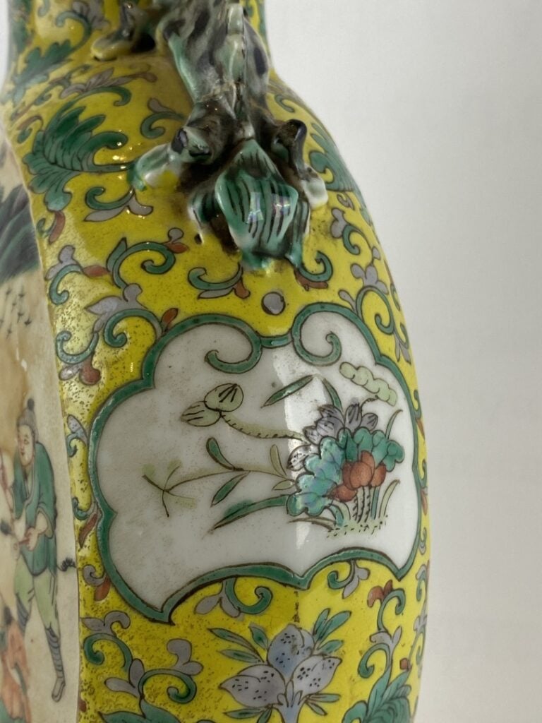 Vase gourde à panse aplatie en porcelaine à décor émaillé polychrome - Chine -…