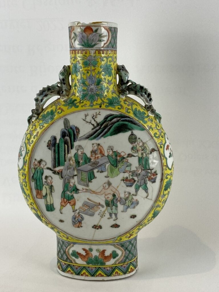 Vase gourde à panse aplatie en porcelaine à décor émaillé polychrome - Chine -…
