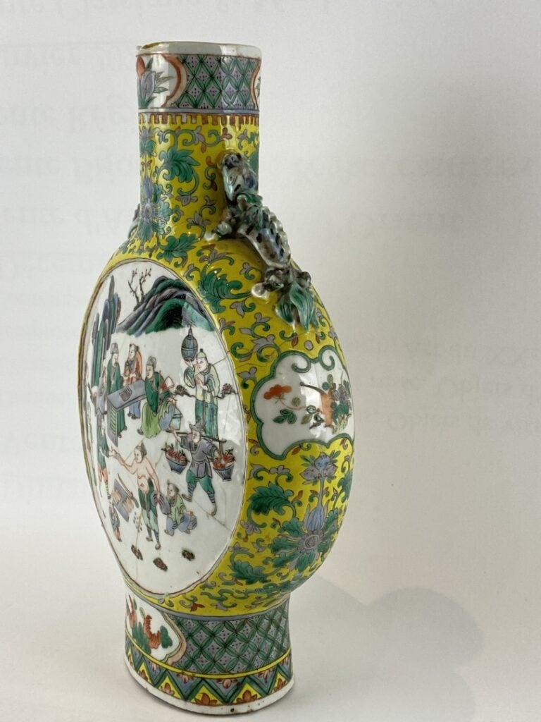 Vase gourde à panse aplatie en porcelaine à décor émaillé polychrome - Chine -…