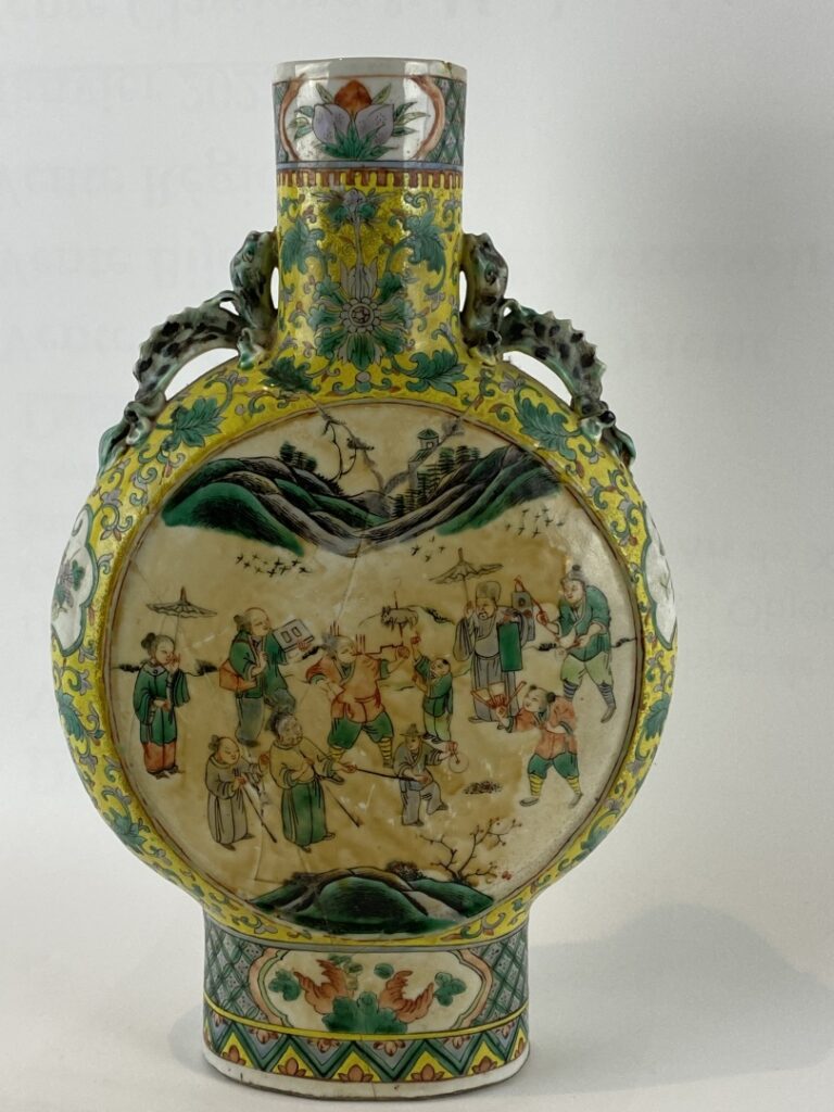 Vase gourde à panse aplatie en porcelaine à décor émaillé polychrome - Chine -…
