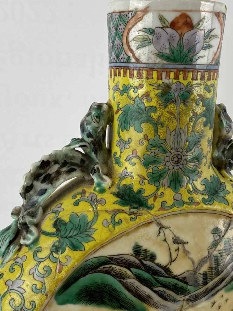 Vase gourde à panse aplatie en porcelaine à décor émaillé polychrome - Chine -…