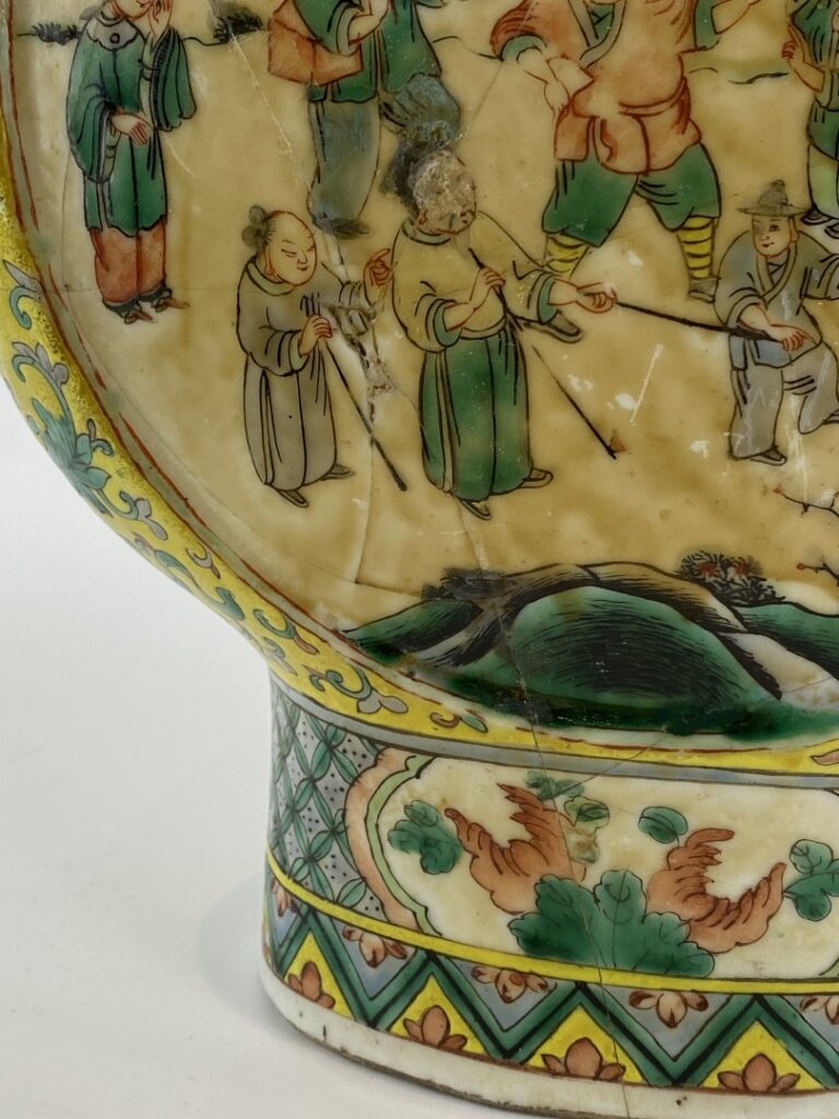 Vase gourde à panse aplatie en porcelaine à décor émaillé polychrome - Chine -…