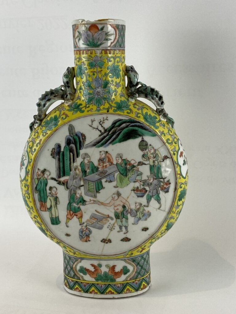 Vase gourde à panse aplatie en porcelaine à décor émaillé polychrome - Chine -…