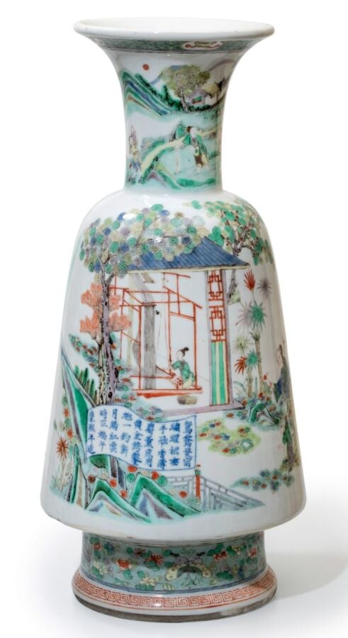 Vase Maillet en porcelaine à décor émaillé polychrome dans le style de la « fam…