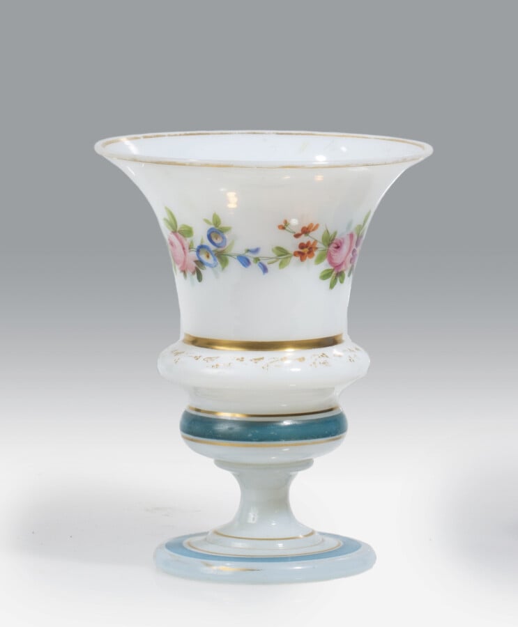 Vase Médicis en opaline de cristal blanche à décor de guirlande de fleurs polyc…
