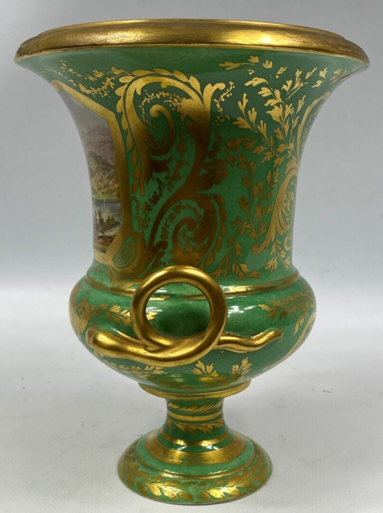 Vase Médicis en porcelaine à décor polychrome en réserve d'une scène animée dan…