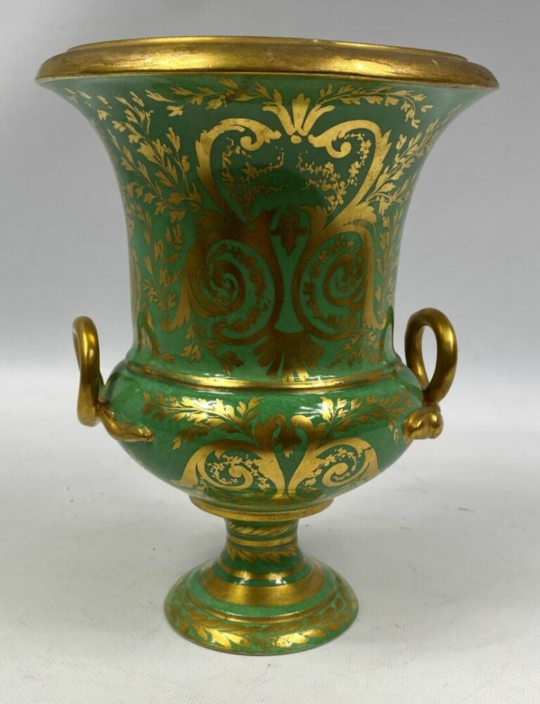 Vase Médicis en porcelaine à décor polychrome en réserve d'une scène animée dan…