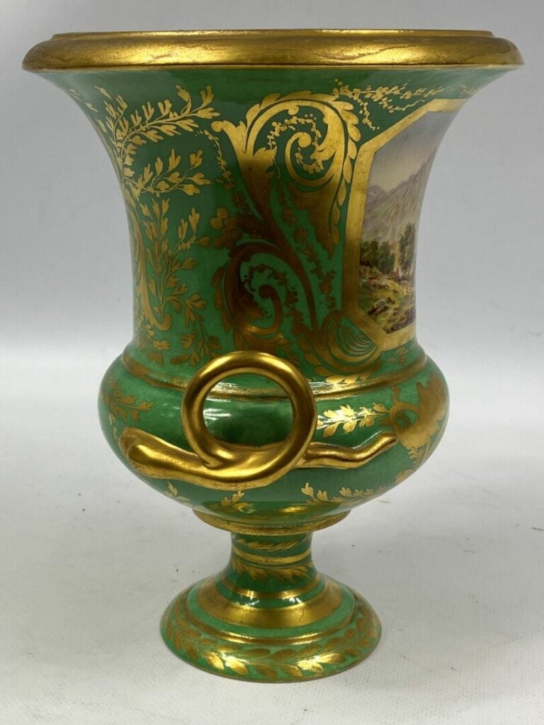 Vase Médicis en porcelaine à décor polychrome en réserve d'une scène animée dan…