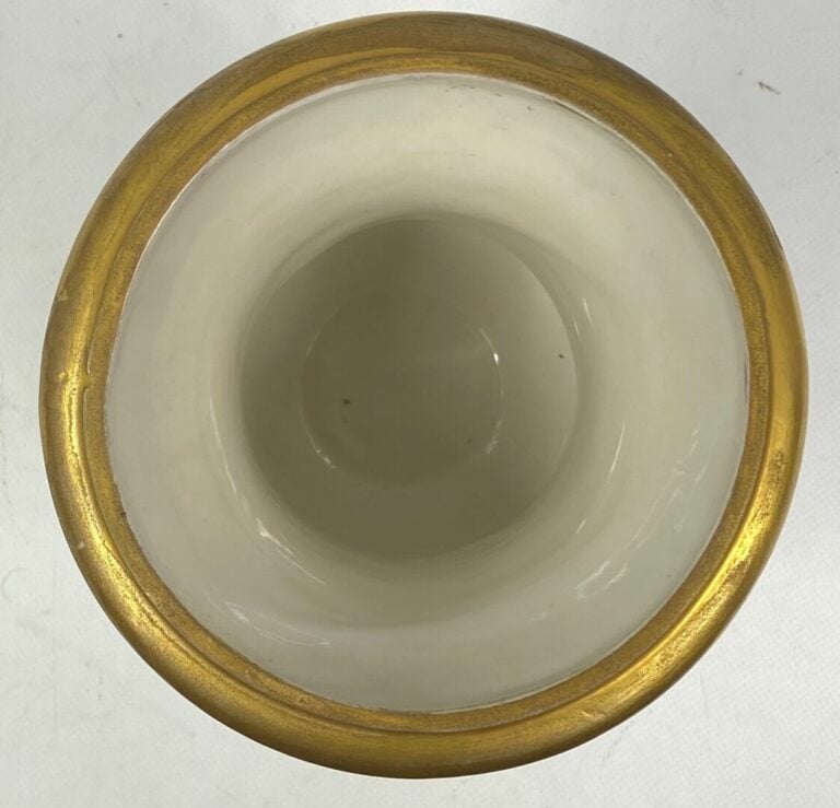 Vase Médicis en porcelaine à décor polychrome en réserve d'une scène animée dan…