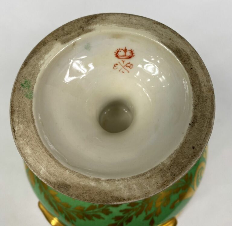Vase Médicis en porcelaine à décor polychrome en réserve d'une scène animée dan…