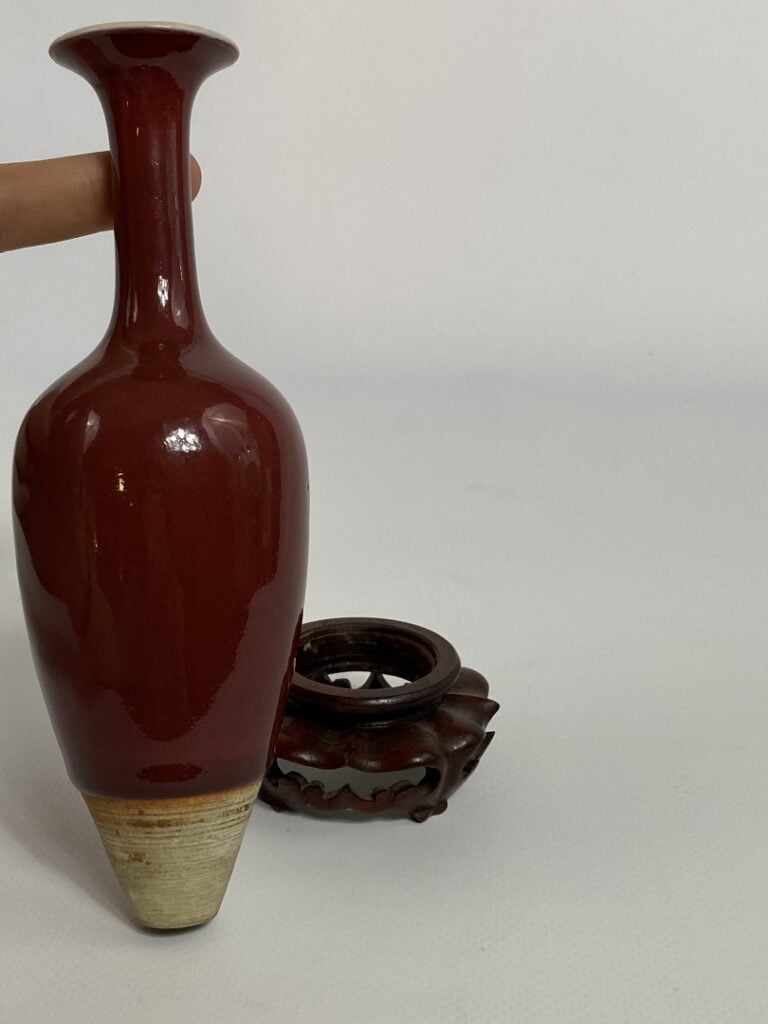 VASE MINIATURE EN PORCELAINE EMAILLEE, SANG DE BOEUF - Chine, XIXe siècle - Pet…