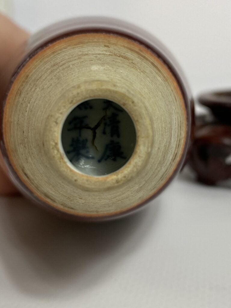 VASE MINIATURE EN PORCELAINE EMAILLEE, SANG DE BOEUF - Chine, XIXe siècle - Pet…