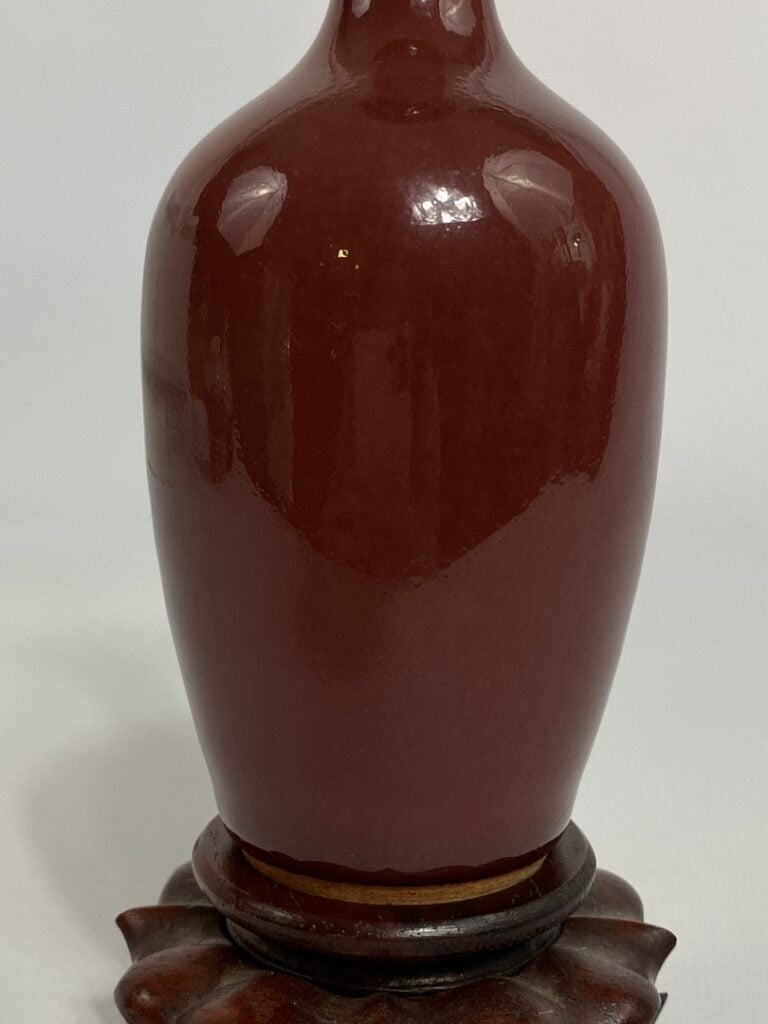 VASE MINIATURE EN PORCELAINE EMAILLEE, SANG DE BOEUF - Chine, XIXe siècle - Pet…