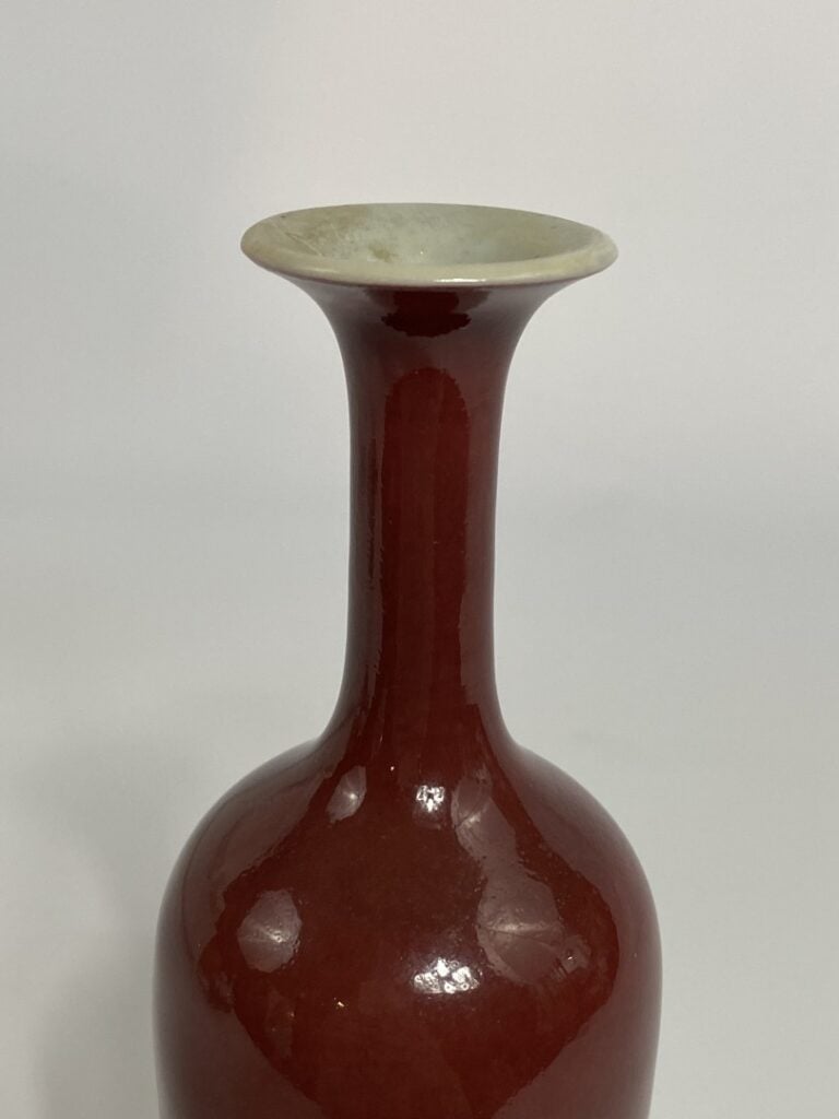VASE MINIATURE EN PORCELAINE EMAILLEE, SANG DE BOEUF - Chine, XIXe siècle - Pet…